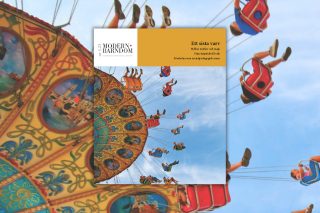 Omslag Modern Barndom nr 4 2025, en karusell i rörelse avbildad nedifrån mot blå himmel.