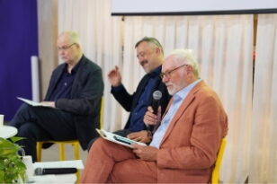Harold Göthson talar vid lanseringen av forskningsinitiativet INSPIRE i Reggio Emilia den 11 juni. På scenen syns även andra medverkande.