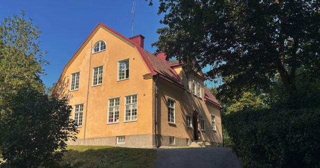 Gult sekelskifteshus omgivet av grönska på Kungsholmen i Stockholm, där Reggio Emilia Institutet har haft sina lokaler i över 20 år.