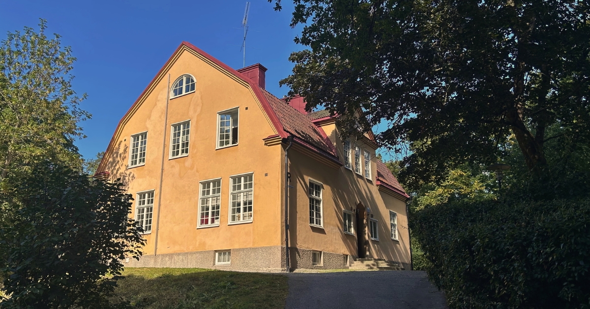 Gult sekelskifteshus omgivet av grönska på Kungsholmen i Stockholm, där Reggio Emilia Institutet har haft sina lokaler i över 20 år.